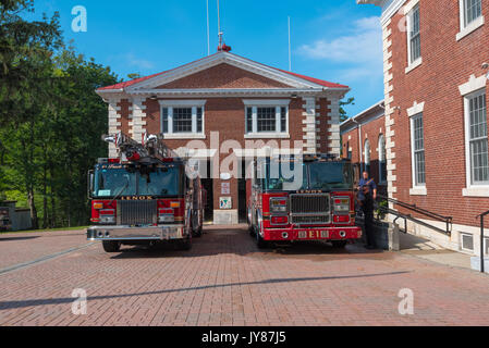 Lenox MA, USA 8/17/2017 - zwei Löschfahrzeuge geparkt sind die firehouse in Lenox Ma zurück. Editorial nur verwenden Stockfoto