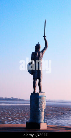 Statue von Brythnoth wurde in Maldon auf einer Seite am Ende der Promenade mit Blick auf den Fluss. Stockfoto