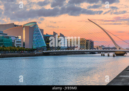 Die Samuel Beckett Brücke ist eine Brücke über den Fluss Liffey in den Docklands in Dublin, Irland Stockfoto