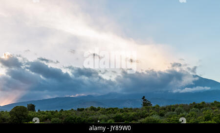 Blick auf den Vulkan Ätna von einem kleinen sizilianischen Dorf bei Sonnenuntergang Stockfoto