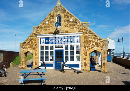 Das Hafenbüro in Brunnen neben dem Meer Norfolk Stockfoto