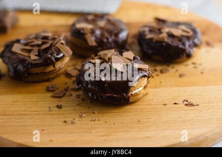 Zimt und Marshmallow sandwich Cookies durch Schokolade aufgefüllt Stockfoto