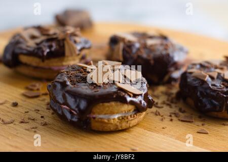 Zimt und Marshmallow sandwich Cookies durch Schokolade aufgefüllt Stockfoto