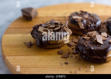 Zimt und Marshmallow sandwich Cookies durch Schokolade aufgefüllt Stockfoto