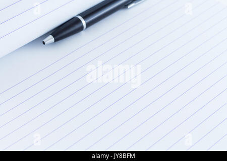 Schwarzer Stift auf Papier zum Schreiben Stockfoto