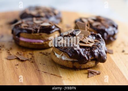Zimt und Marshmallow sandwich Cookies durch Schokolade aufgefüllt Stockfoto
