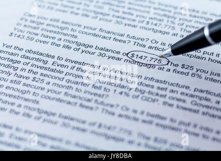 Unternehmen finanzielle Papiere Buch lesen Stockfoto