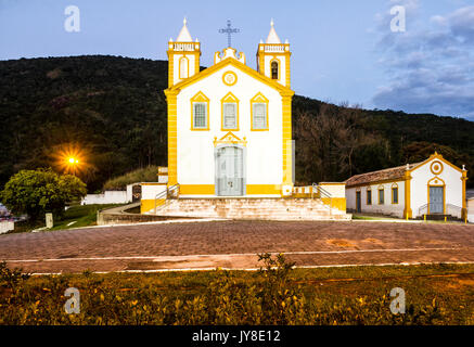 Nossa Senhora da Lapa Kirche, 1806 in Ribeirao da Ilha Bezirk gegründet, am Abend. Florianopolis, Santa Catarina, Brasilien. Stockfoto