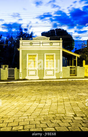 Altes Haus am Abend im Ribeirao da Ilha Bezirk. Florianopolis, Santa Catarina, Brasilien. Stockfoto