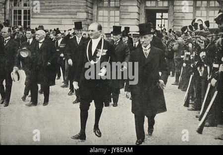 Delegierte verlassen nach der Unterzeichnung des Versailler Vertrages am 28. Juni 1919 Stockfoto