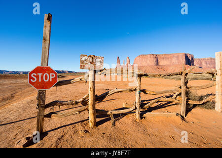 Monument Valley, Utah, USA. Stop und keine übertretenden Zeichen errichtet im Monument Valley. Drei Schwestern Rock Formation kann im Hintergrund gesehen werden. Stockfoto