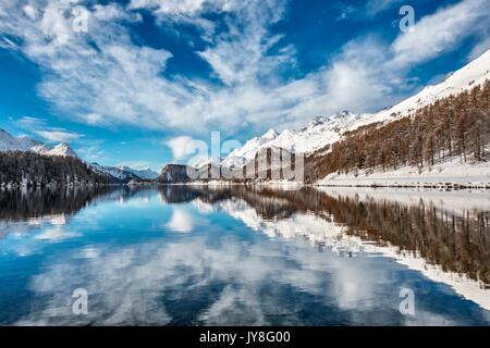 Winter Reflexion an den Silsersee, Engadin, Schweiz Stockfoto