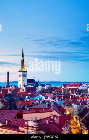 Panoramablick auf die Altstadt von Tallinn aus dem Kohtuotsa Aussichtsplattform, Tallinn, Estland Stockfoto