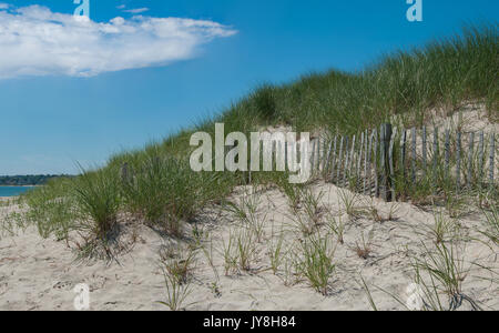 Sand Dune Erosion Zaun: EINE hölzerne Lattenzaun hält Wind sand und ermöglicht Grass Root in den Dünen am Ufer des Block Island zu nehmen Stockfoto