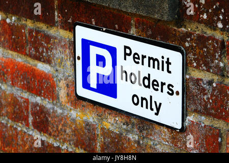 Parkplatz, erlaubnishalter nur Zeichen in Großbritannien. Stockfoto