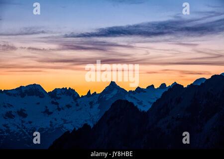 Sonnenuntergang auf dem Gipfel des Valmasino mit Schnee bedeckt. Valtellina Lombardei Italien Europa Stockfoto