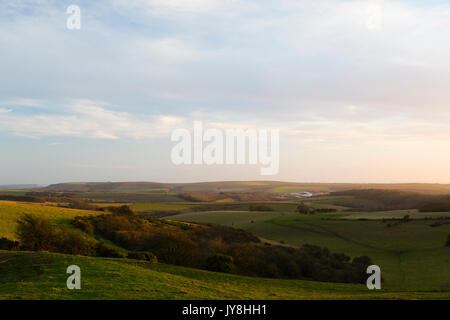 Ditchling Beacon, Sussex, UK. Landschaft von Sussex rollt von Ditchling Beacon unter tief orange Sonnenuntergang. Stockfoto