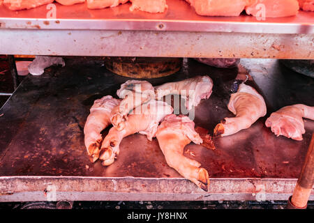 Bankgkok, Thailand - 25. März 2017. Schwein Füße in eine Metzgerei. Stockfoto