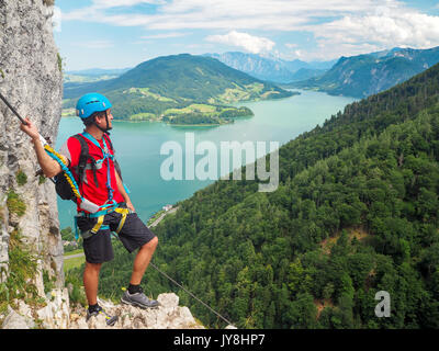 Kletterer am Mondsee und Attersee, Blick von der Drachenwand rock, Klettersteig, Hallstatt, Österreich Stockfoto