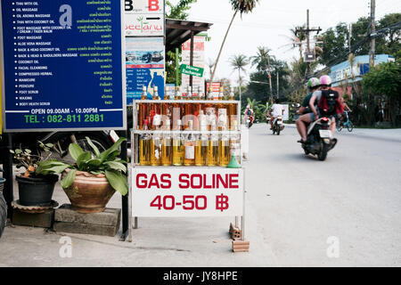 Ko Pha Ngan, Thailand - 15. März 2017. Ein kleiner Laden auf der Insel Ko Pha Ngan Verkauf von Flaschen von Benzin. Stockfoto