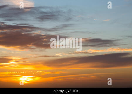 Ditchling Beacon, Sussex, UK. Tief orange Sonnenuntergang über der Landschaft von Sussex. Stockfoto