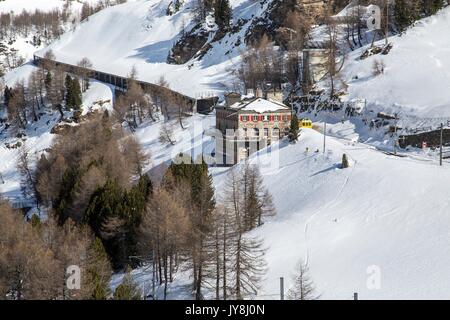 Luftaufnahme des Raethian Eisenbahn von Dp Grum. Bernina Pass, Puschlav, Kanton Graubünden Schweiz Europa Stockfoto