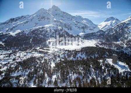 Luftaufnahme von Belvedere Turm mit den Häusern der Malojapass abgedeckt im Schnee. Malojapass, Engadin, Graubünden Schweiz Europa Stockfoto