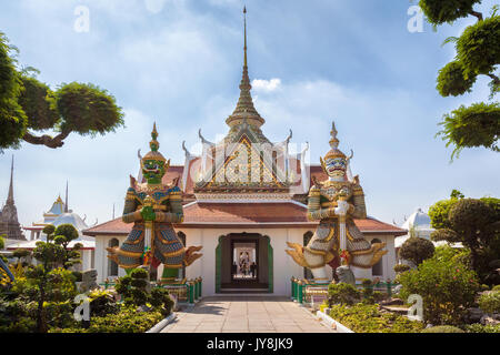 Riesige Dämon guardian Statuen am Eingang des Wat Arun, Bangkok, Thailand Stockfoto