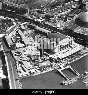 Festival von Großbritannien, London 1951. Menschenmassen rund um die Royal Festival Hall auf der South Bank Ort, Lambeth. Fotografiert vom 12. Mai 1951. Stockfoto