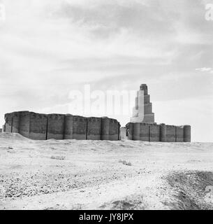 Samarra, Saladin Governatorat, Irak. Einst die Hauptstadt des abbasidischen Kalifats im 9. Jahrhundert CE. Die berühmte Spirale Minarett der Großen Moschee von Samarra wurde in 847 CE von Kalif al-Mutawakkil. Die Stadt ging in raschen Rückgang nach dem Zusammenbruch des abbasidischen Reiches, sondern bleibt ein Wallfahrtsort für die Muslime. Stockfoto