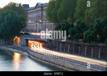 Auto leichte Wanderwege zu einem Tunnel Exit auf der Seine Grenzen in Stockfoto