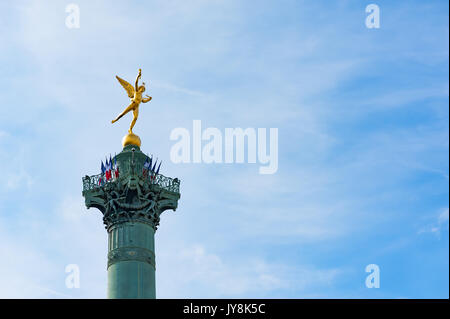 Bastille Spalte mit französischen Fahnen gegen den blauen Himmel in Paris Stockfoto