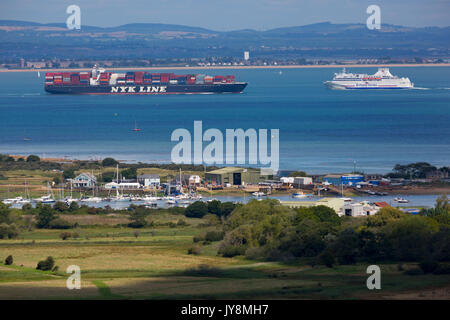 Behälter, Schiff, Auto, Fähre, Bembridge, Hafen, Isle of Wight, England, UK, besetzt Stockfoto