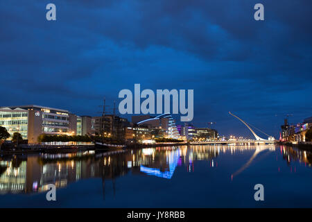 Electric Blue Nacht über den Fluss Liffey Dublin und Samuel Beckett Brücke, Convention Center. Stockfoto