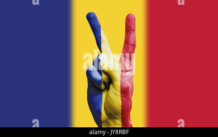 Rumänien Nationalflagge auf eine männliche Hand mit einem Sieg, Frieden gemalt, stärke Zeichen Stockfoto