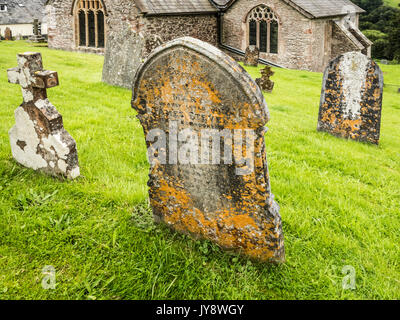 Grabsteine auf dem Friedhof der St. Peter's Kirche in Exton, Somerset. Stockfoto