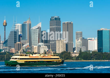 Sydney Fähre vor der Skyline der Stadt. Sydney, New South Wales, Australien. Stockfoto