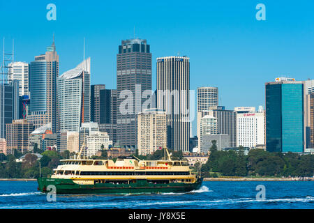 Sydney Fähre vor der Skyline der Stadt. Sydney, New South Wales, Australien. Stockfoto