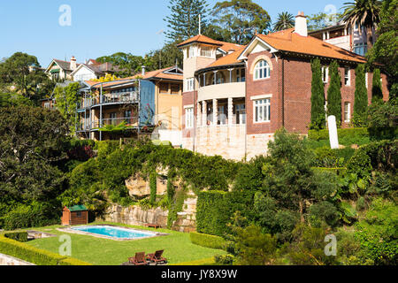 Luxuriöse Häuser mit Schwimmbad in Mosman Bay, Cremorne Point, Sydney, Australien. Stockfoto