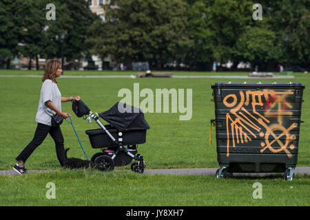 Normale Freizeitaktivitäten und admin Aktivitäten auf Clapham Common auf einem auswechselbaren Sommertag. Stockfoto