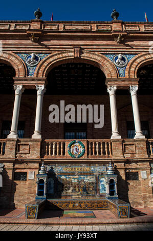 Keramische Verzierungen an der Plaza de Espana, der bekannteste Platz in Sevilla gewidmet, auf 48 spanischen Provinzhauptstädten mit Karten, Mosaiken, Wappen Stockfoto