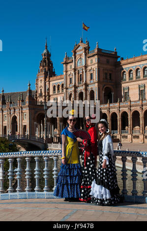 Spanien: Mädchen von Sevilla in typischen Kleider in Plaza de Espana, dem berühmtesten Platz der Stadt, bereit für die Sevilla Messe (Feria de Abril) Stockfoto