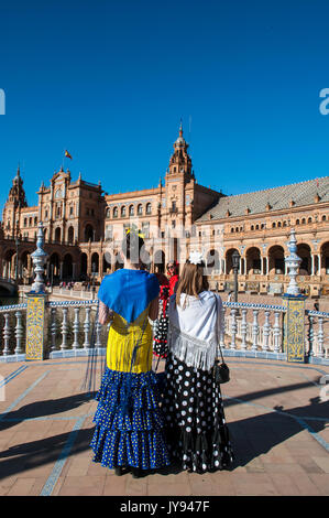 Spanien: Mädchen von Sevilla in typischen Kleider in Plaza de Espana, dem berühmtesten Platz der Stadt, bereit für die Sevilla Messe (Feria de Abril) Stockfoto
