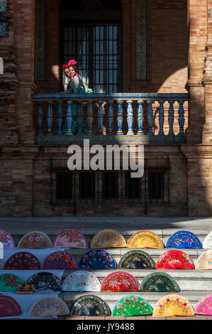 Spanien: Folding Fans zum Verkauf an der Plaza de Espana, der bekannteste Platz in Sevilla im Jahre 1928 erbaut, mit Mädchen in typischen Kleider für die Messe Stockfoto