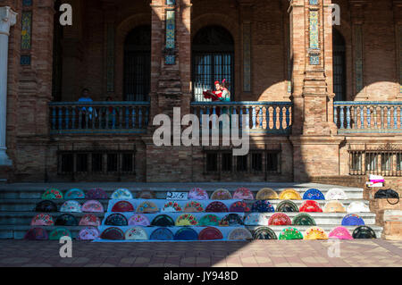 Spanien: Folding Fans zum Verkauf an der Plaza de Espana, der bekannteste Platz in Sevilla im Jahre 1928 erbaut, mit Mädchen in typischen Kleider für die Messe Stockfoto