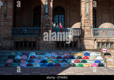 Spanien: Folding Fans zum Verkauf an der Plaza de Espana, der bekannteste Platz in Sevilla im Jahre 1928 erbaut, mit Mädchen in typischen Kleider für die Messe Stockfoto