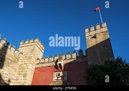 Spanien: Die Fassade des Alcazar von Sevilla, der königliche Palast von Maurischen muslimischen Könige entwickelt, herausragendes Beispiel der Mudejar Architektur Stockfoto