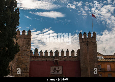 Spanien: Die Fassade des Alcazar von Sevilla, der königliche Palast von Maurischen muslimischen Könige entwickelt, herausragendes Beispiel der Mudejar Architektur Stockfoto