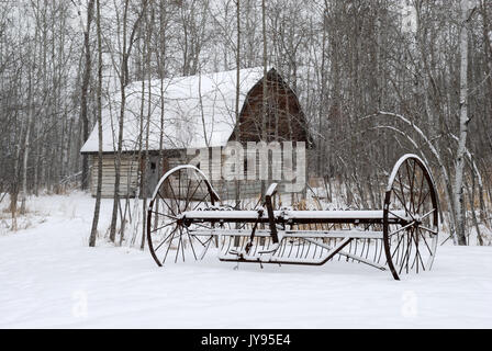 Ein alter Bauernhof im Winter. Stockfoto