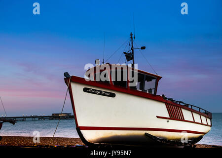 Morgen Haze Bootsfahrt bei Sonnenuntergang im Angebot Stockfoto